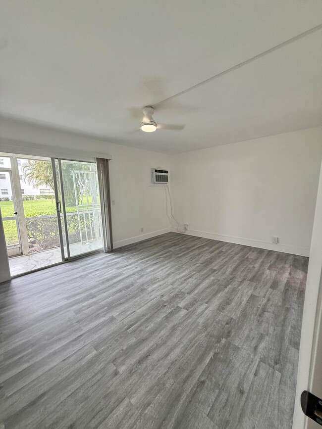 Building Photo - 384 Fanshaw J