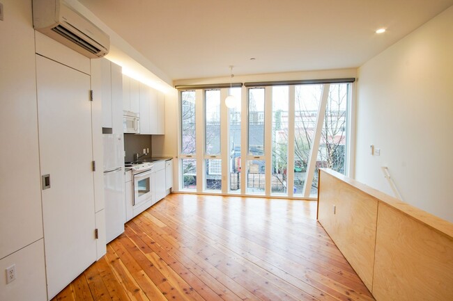 Building Photo - Modern Design Live/Work Townhouse in NW Portland!