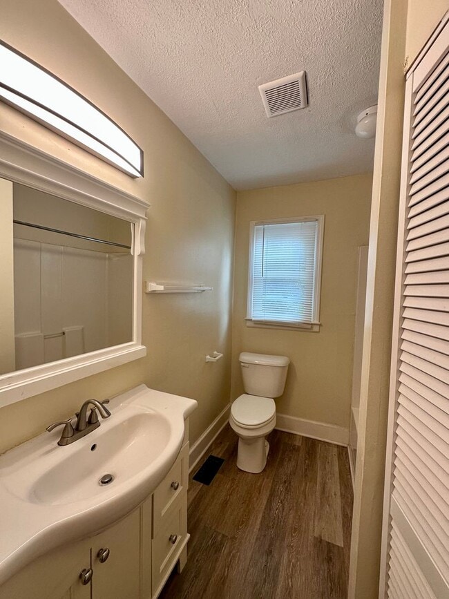 Building Photo - 717 Golfview Dr