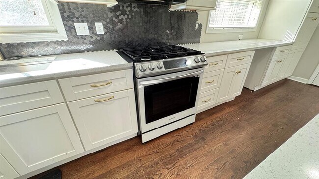 Building Photo - 552 Sybil Ln SE