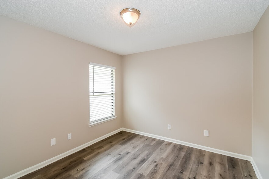 Building Photo - 596 Artesian Ln