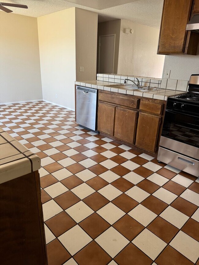 Building Photo - Apple Valley- Four Plex- 2 Bedrooms, 2 Bat...