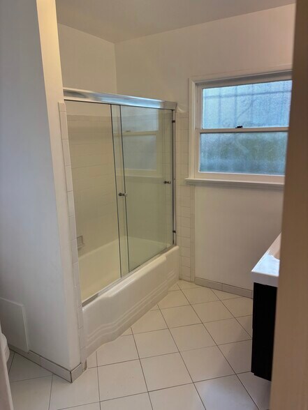 Building Photo - 3315 Caroline Ave