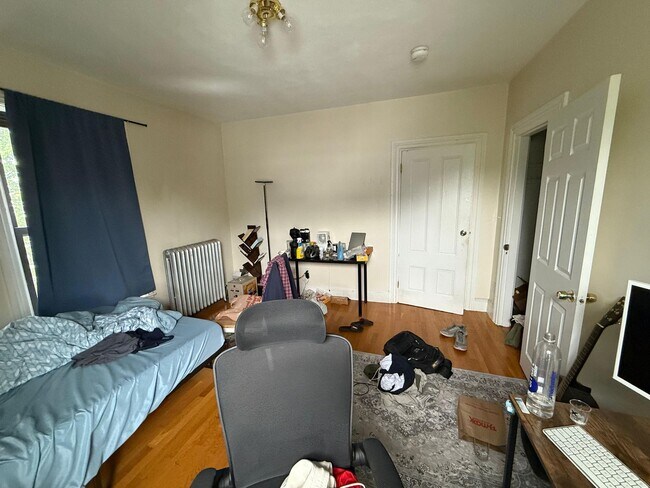 Building Photo - ALLSTON 5 BED/2 BATH AVAILABLE 9/1