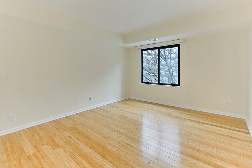 Building Photo - 3800 Powell Ln
