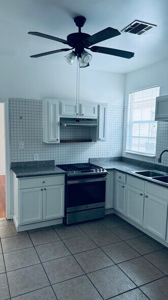 Kitchen - 4420 General Pershing St