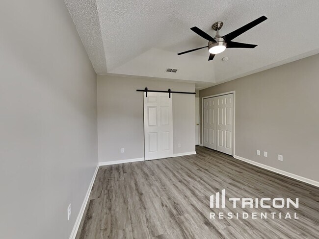 Building Photo - 844 MacKenzie Cir