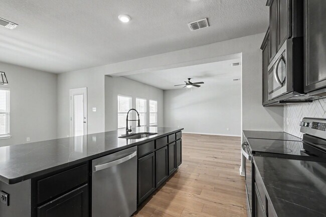 Building Photo - 4 Bed, 2.5 Bath Home in Hightop Ridge with Open Floor Plan