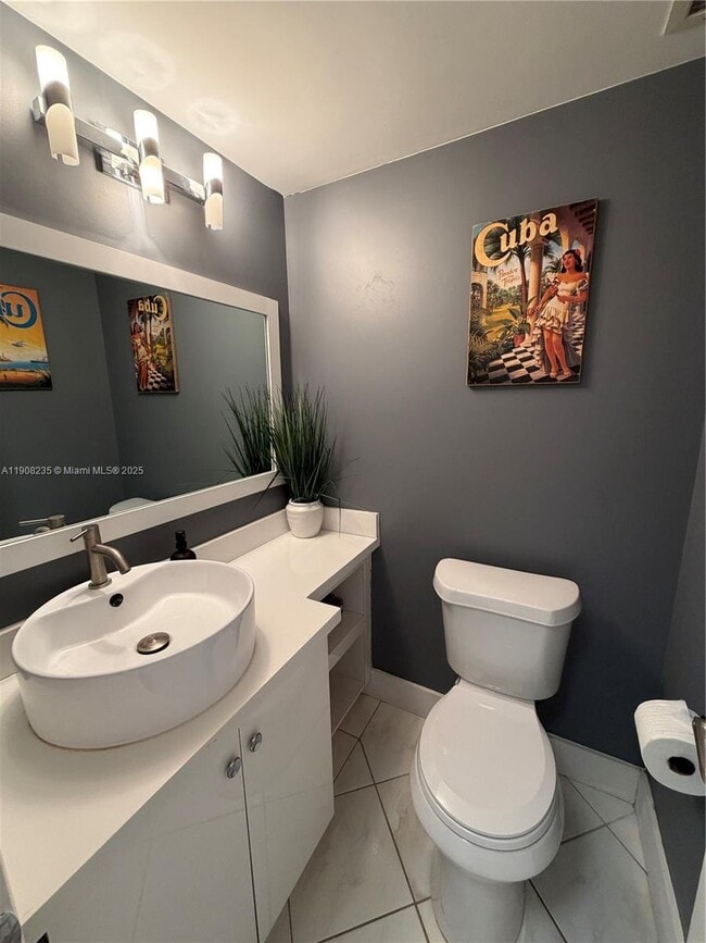 Building Photo - 300 Bayview Dr