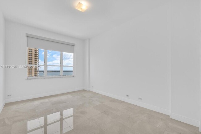 Building Photo - 888 Brickell Key Dr