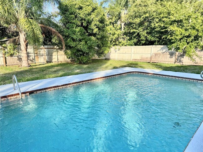 Building Photo - 121 NE Prima Vista Blvd