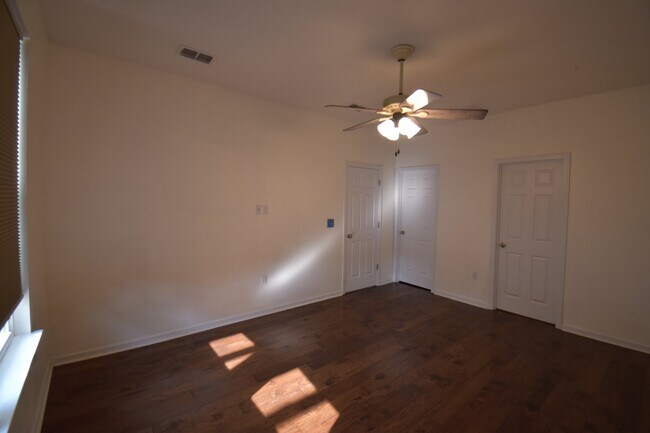 Building Photo - "Charming 3-Bedroom Beach House with 2 Ful...