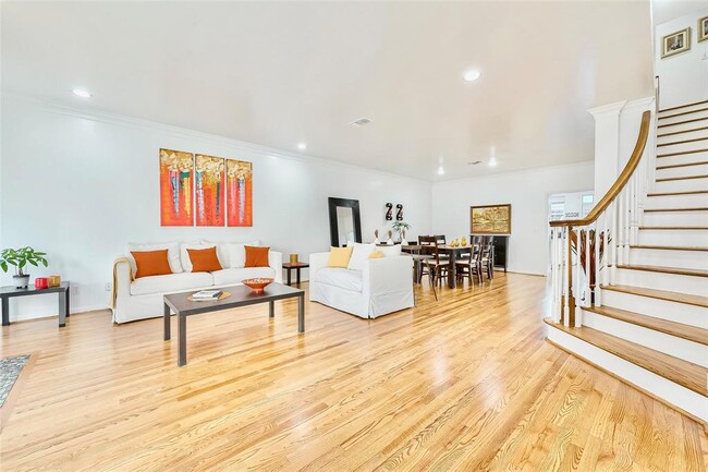 Building Photo - 2310 Brun St