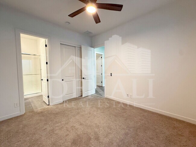 Building Photo - 1447 E Flower St