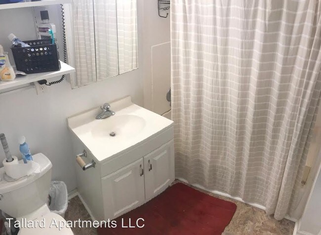 Building Photo - 8 br, 2 bath Apartment - 1129/31 Bowen Ct.