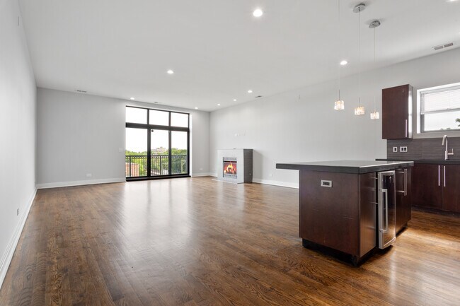 Building Photo - 1412 W Morse Ave