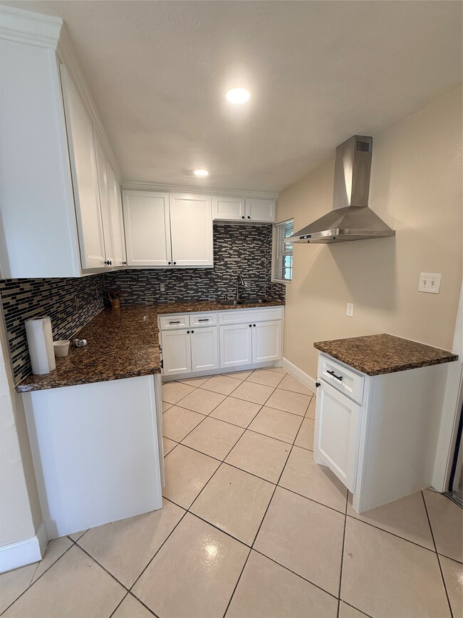 Building Photo - 2330 Hillshire Dr