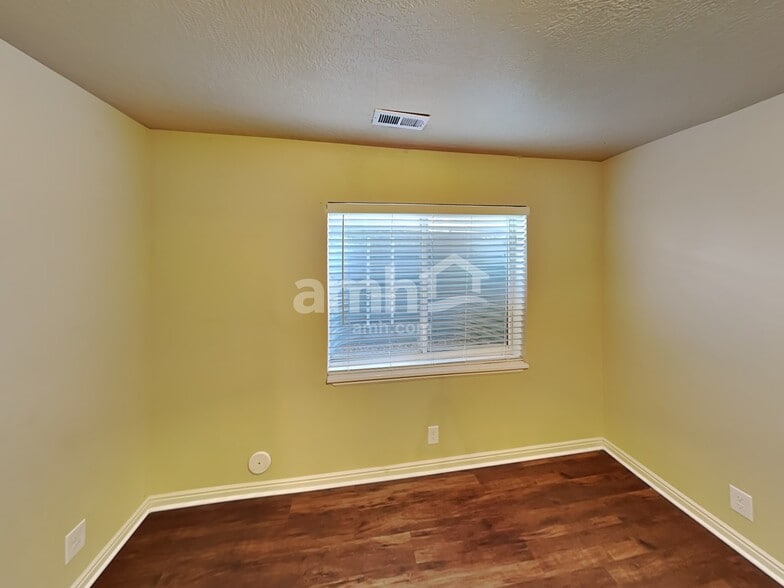 Building Photo - 4525 W Lake Breeze Ln