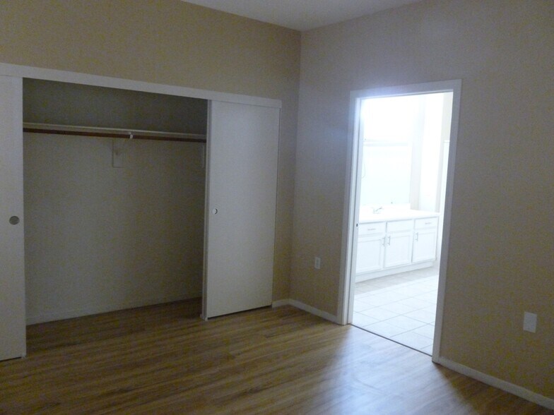 Building Photo - 3400 Cabana Dr