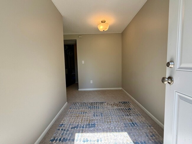 Building Photo - Remodeled 5BR/2BA Walkout Rambler Near Fish Lake Available Now! Lawn care Included!