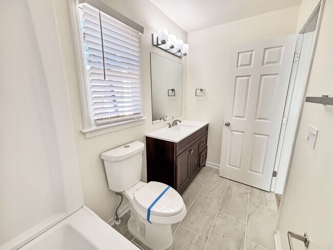 Building Photo - Spacious 5-Bedroom Home Near Lake Acworth!