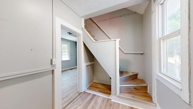 Building Photo - 3 Bed Single Family with Huge Kitchen and ...