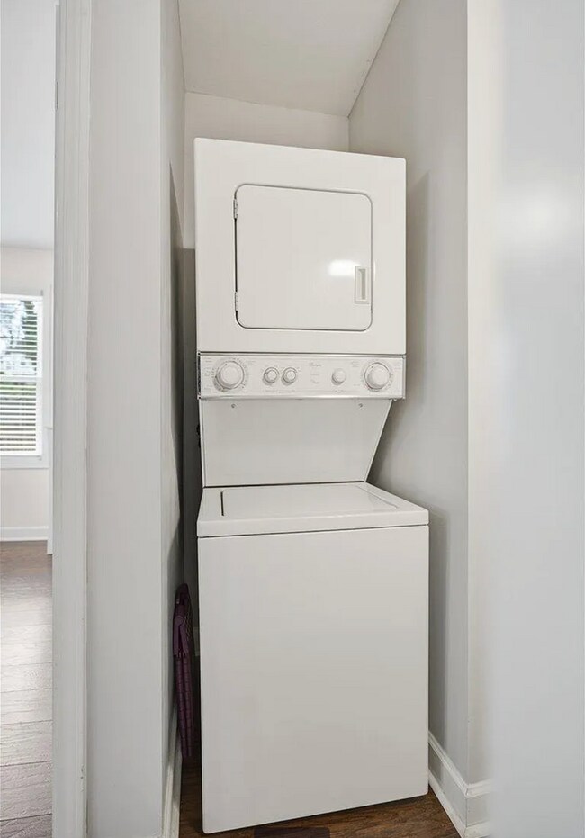 Building Photo - Contemporary Elegance Meets Greenville Convenience