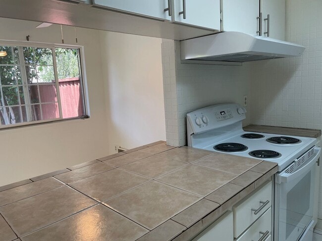 Building Photo - Spacious 2 Bedroom, 1 Bath Apartment w/ 1 Car Covered parking and onsite laundry