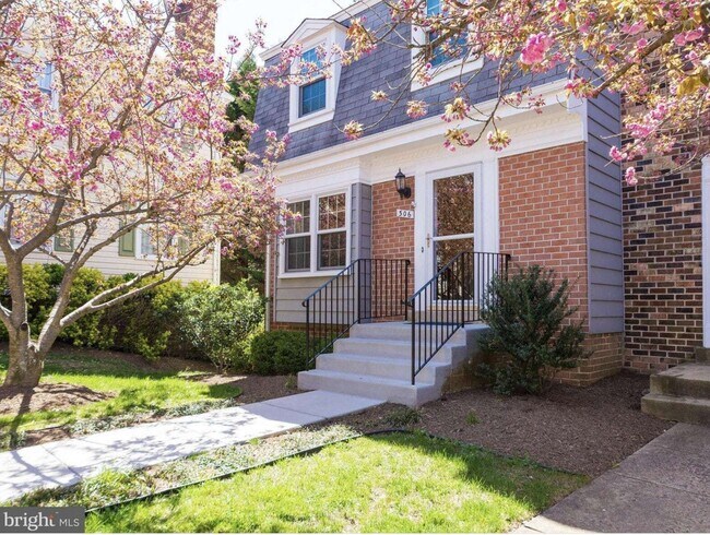 Building Photo - Delightful End-Unit Townhome in Courts of ...