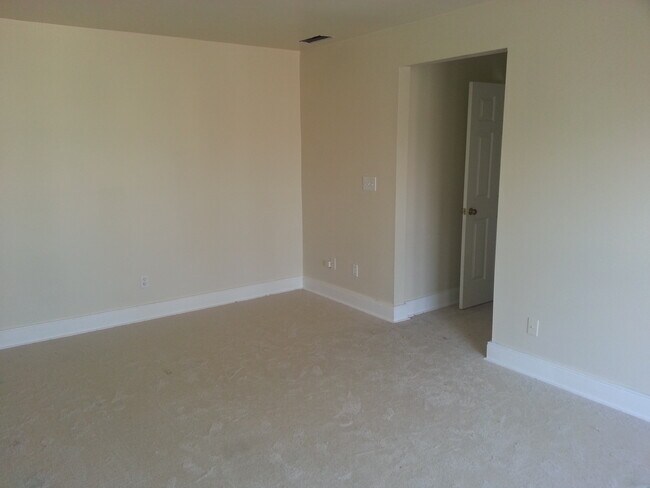 Building Photo - Beautiful 2 bedroom 3 bath condo in the Cherokee Triangle/ Highlands area- ready mid May