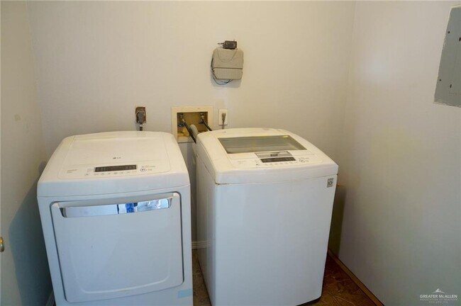 Building Photo - 19 Barnes St