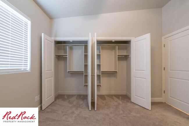 Building Photo - 4 Bedroom Townhome in Hurricane Heights Co...