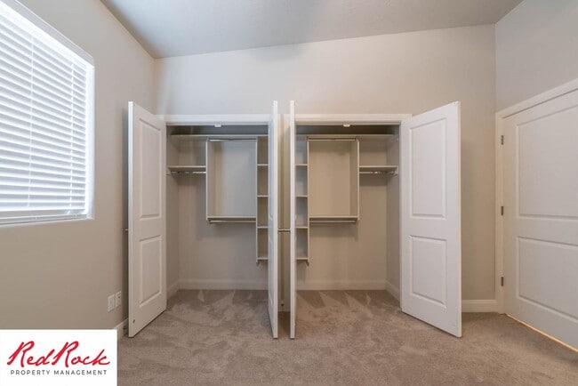 Building Photo - Spacious 4 Bedroom Townhome in Hurricane Heights!