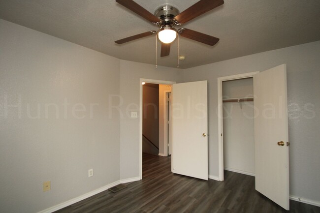 Building Photo - Amazing Three-Bedroom Townhome!