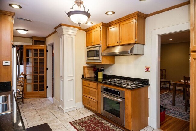 Building Photo - 2 Bedroom + Office, 3 Bath in Old Town Fort Collins