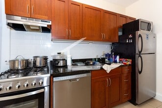 Building Photo - Nicely updated 1 bed unit with low move in costs!