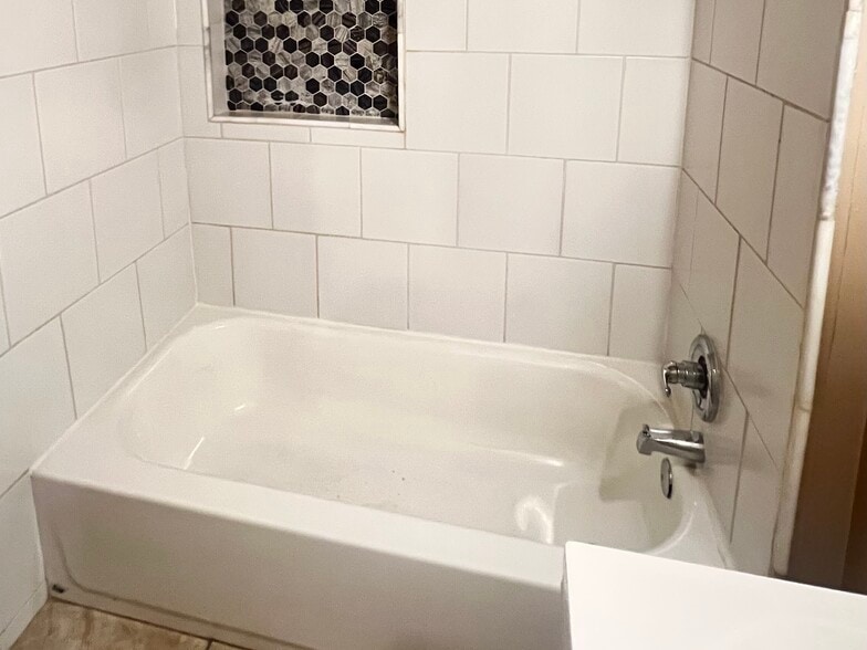 Bathroon - 6022 Vermillion Blvd