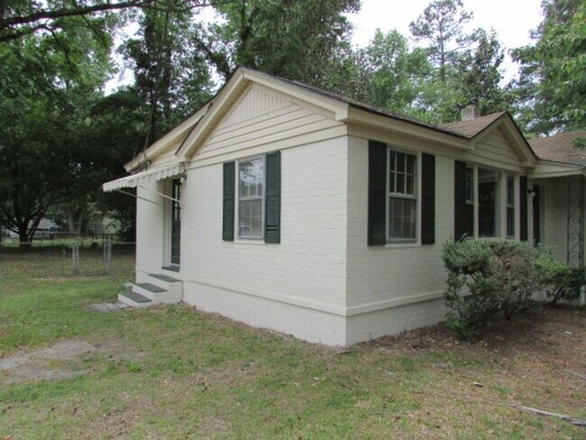Building Photo - Freshly Updated 3 Bedroom Home