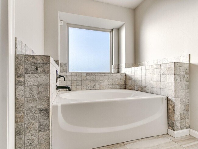 Building Photo - 3bed/2bath Home Available in the Heart of ...