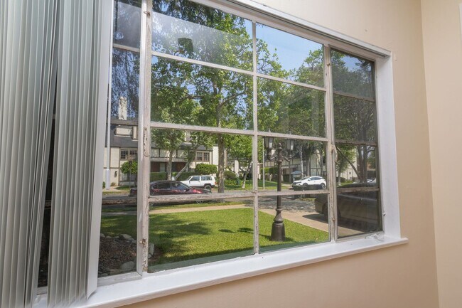 Building Photo - 1022 S Euclid Ave