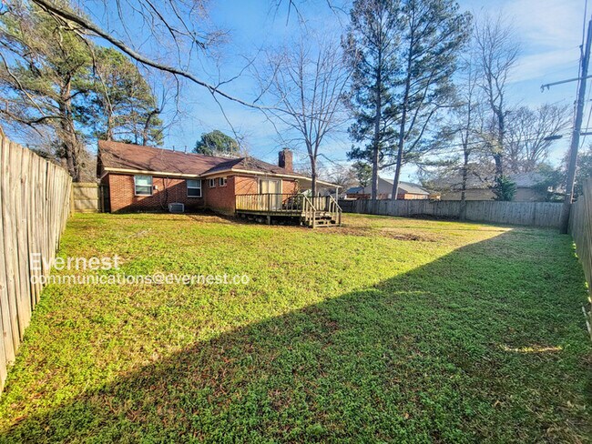 Building Photo - 8549 Southaven Cir W