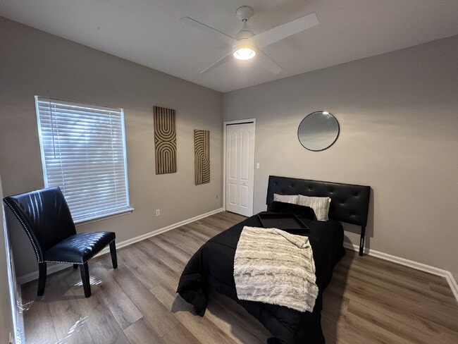 Building Photo - Large Renovated Home in Oakleaf Plantation