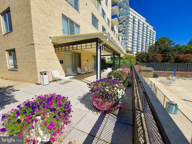 Building Photo - 10401 Grosvenor Pl