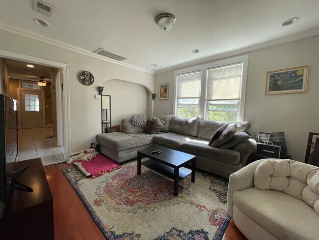 Building Photo - 2439 N Avers Ave