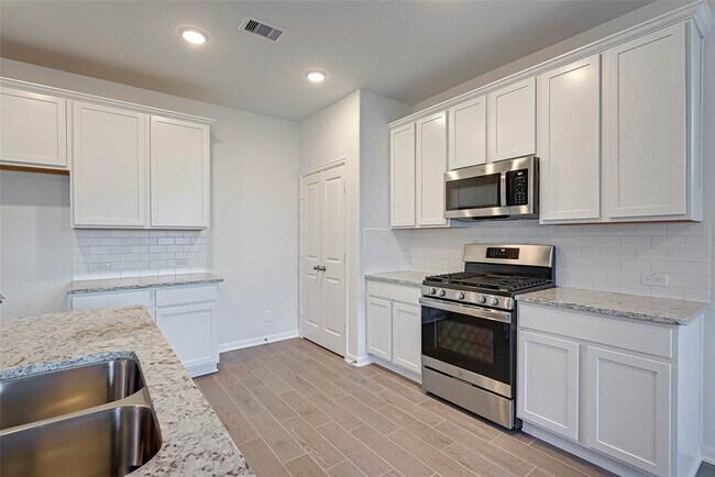 Building Photo - 939 Summer Vlg Wy