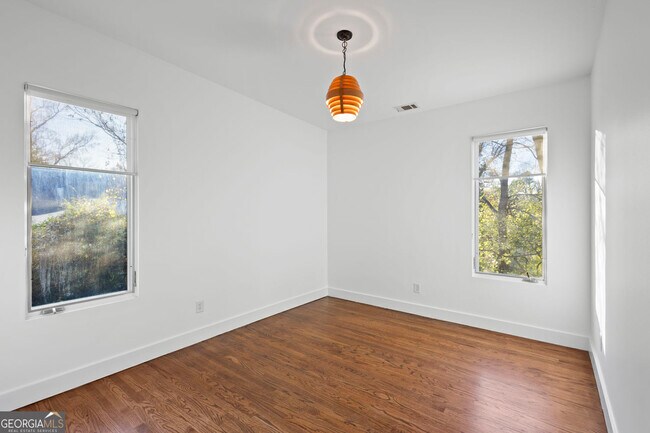 Building Photo - 935 Custer Ave SE