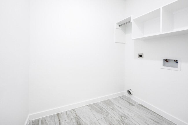 Building Photo - 3911 Casa Blanca Lake Rd