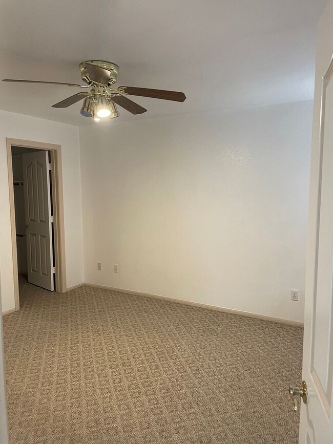 Building Photo - upper level with balcony - Boulder City
