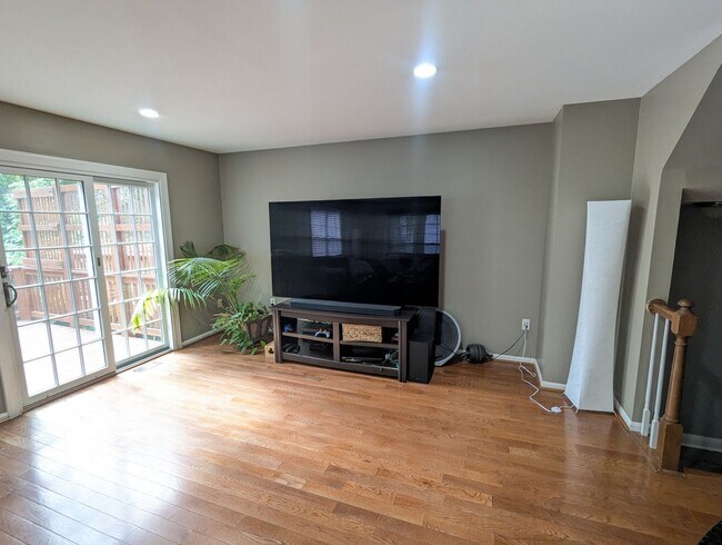 Building Photo - Beautiful 3 level END UNIT townhouse that ...