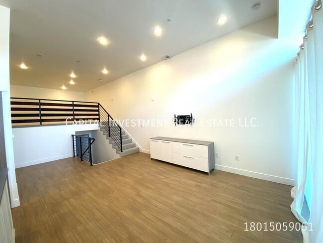 Building Photo - 877 S 200 W